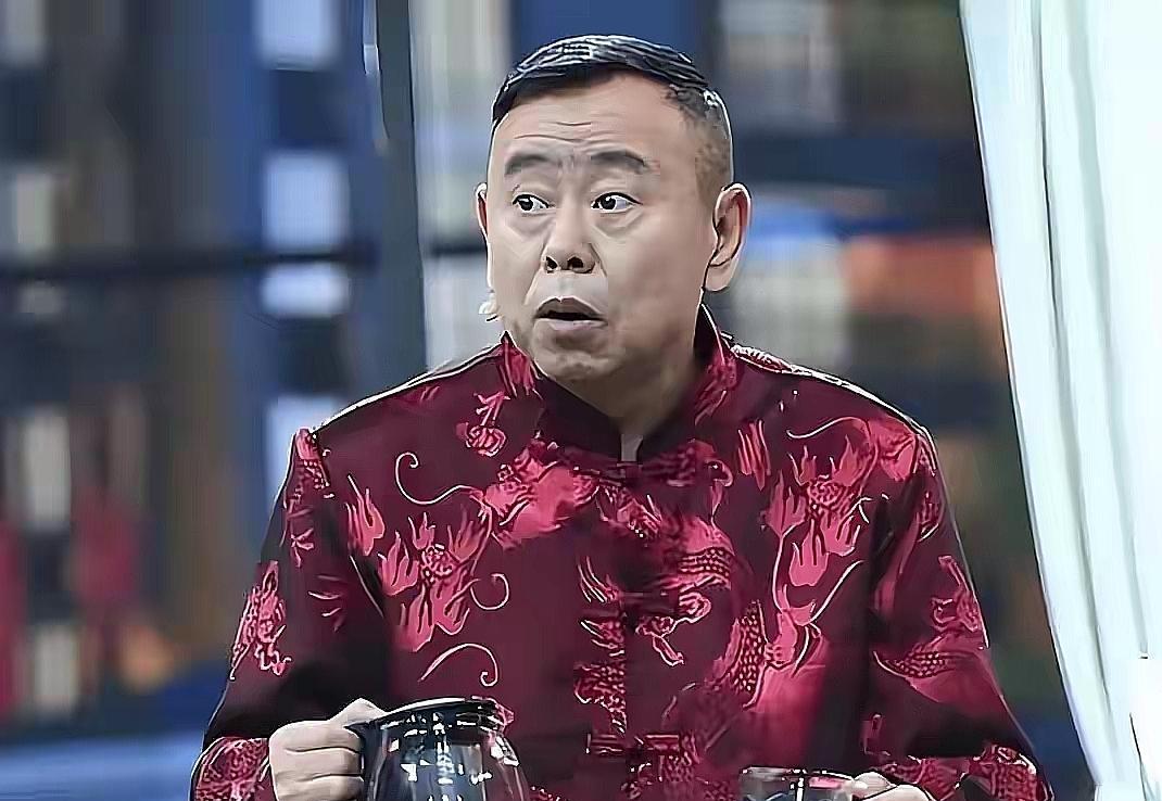 潘长江直播卖酒被骂上热搜那天，他女儿潘阳在干嘛？在隔壁小区，住着他爸给买的26