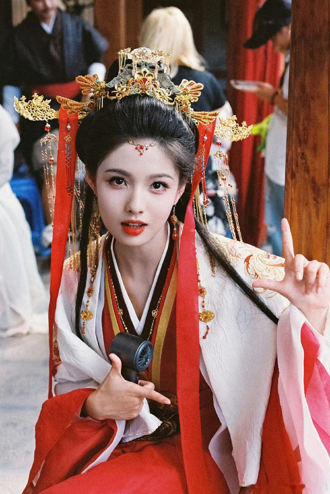 艾米进组百妖谱整装启程奔赴剧组，艾米正式进组《百妖谱》，灵动少女化身千年鬼医桃夭