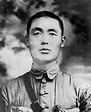 他是董振堂的警卫员，两次经历全军覆没都死里逃生，建国后成为赫赫有名的军分区司令员