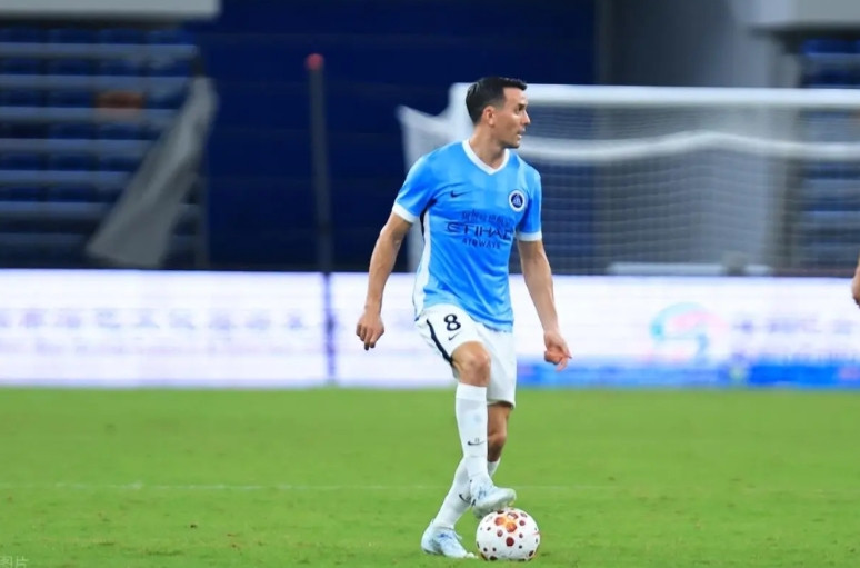 怎么来到深圳新鹏城后，周定洋的表现就没那么高光了呢？要知道在成都蓉城的那四年，周