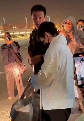 5月26日孙颖莎、王楚钦回国！大伙儿发现没？王楚钦手腕上突然多了一条亮闪闪的