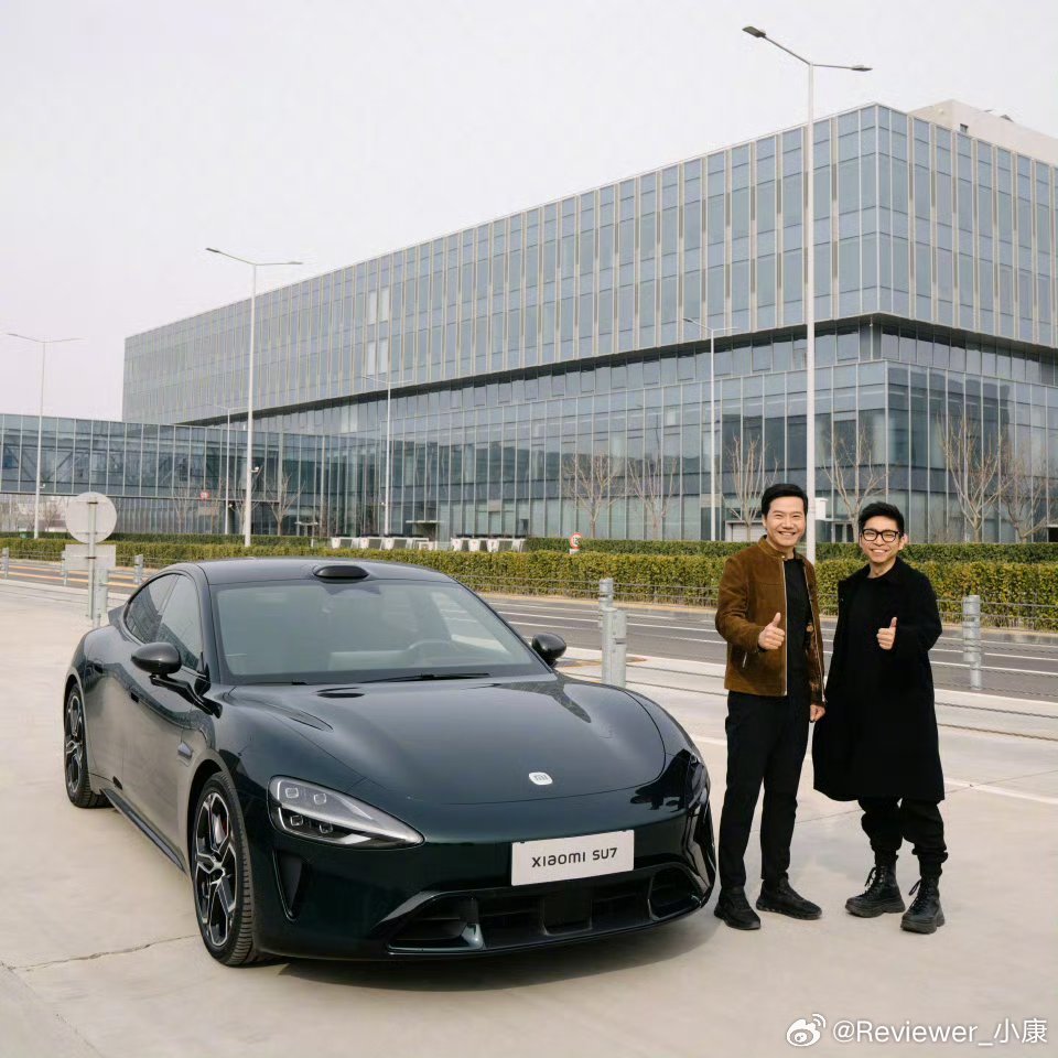 小米SU7绿色，实拍图和效果图对比的话，差别还是挺大的。