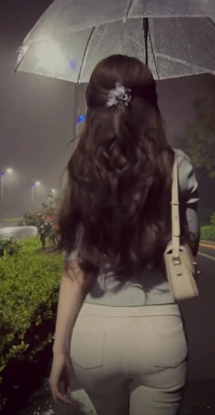 雨线斜裁都市纱，伞尖挑落几星花。紧身裤裹玲珑态，步履生风踏水花。鬓角微湿