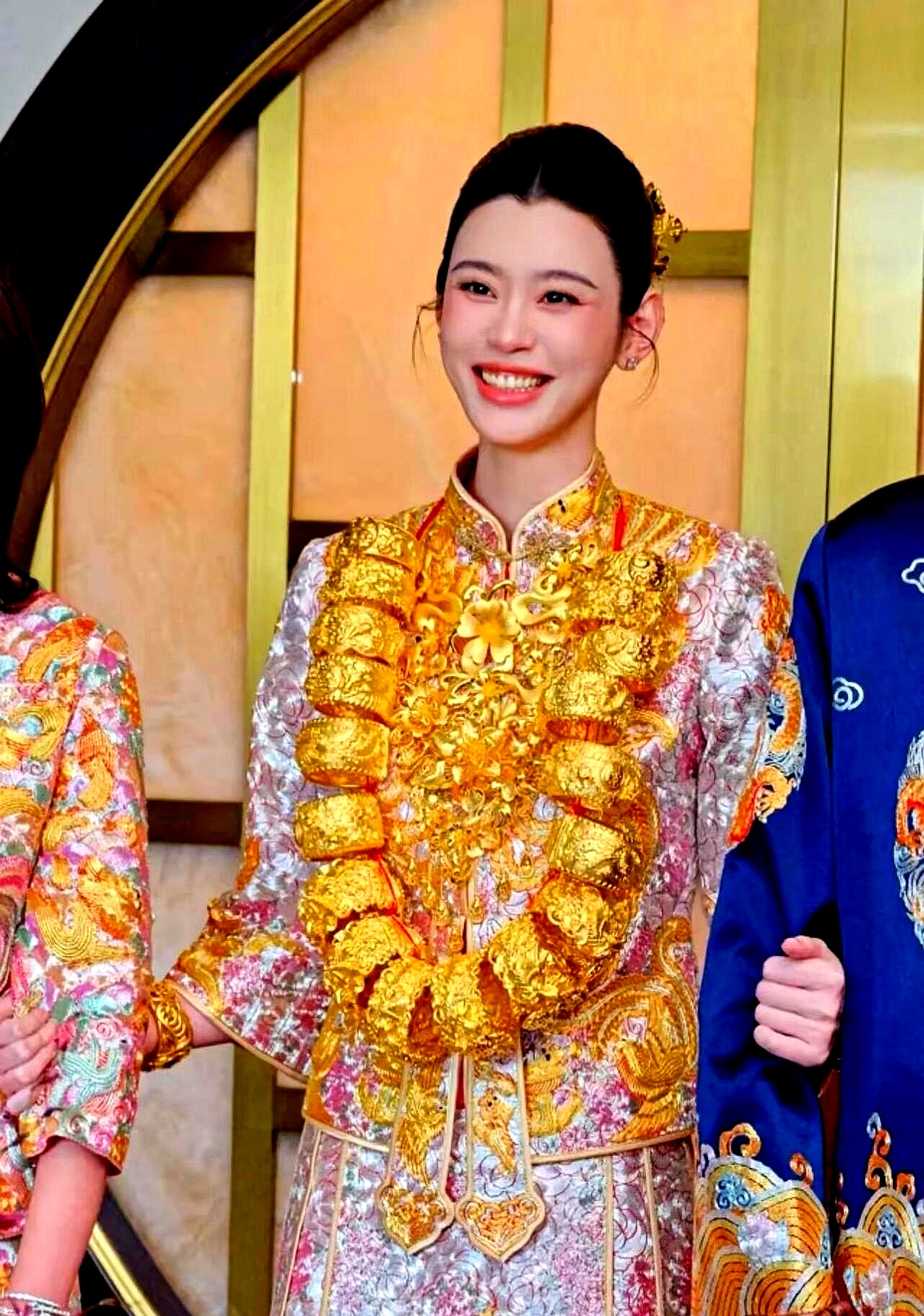 奚梦瑶澳门那身行头，远远望去金灿灿一片，红底儿？压根瞧不见。懂行的都咂舌，
