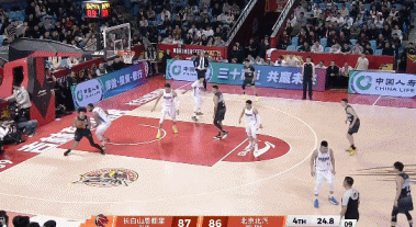 最后22秒北京86-87吉林落后1分！此时吉林队进攻投篮不进！周琦奋力跳起抢