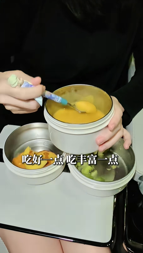 孙骁骁开56万的车送女儿上学，怀二胎健身仍瘦，家里请了保姆司机