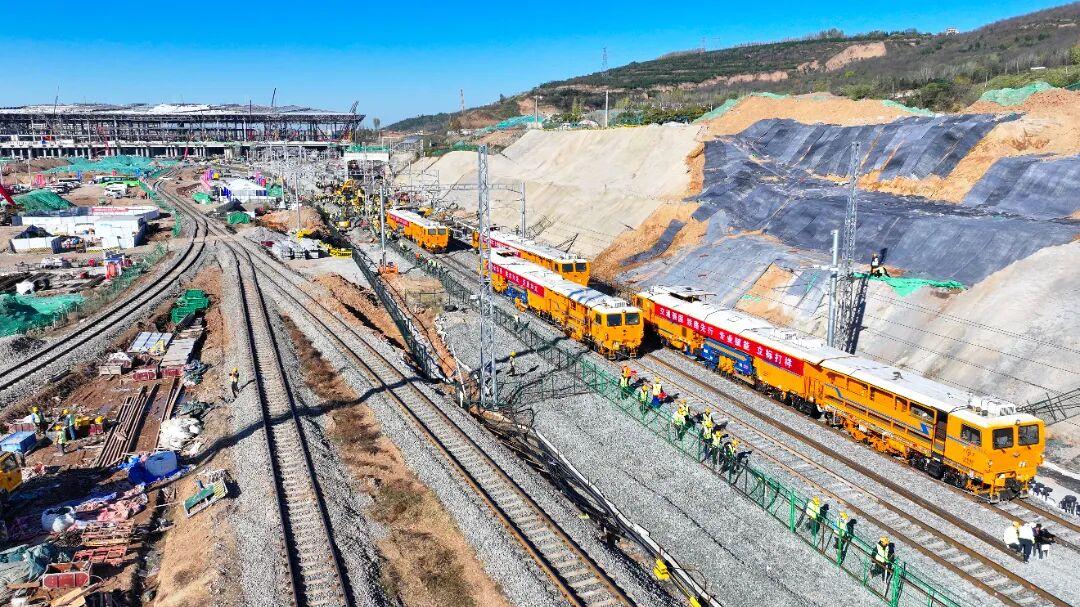 随着西康铁路便线转入新建普速场，西安东站普速场正线顺利开通，为后续西渝、西武高铁