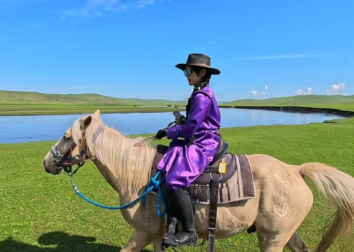 “给你钱，搞一下！”新疆一名29岁女子独自骑马旅行时，遇到一位热心帮忙买马粮的大