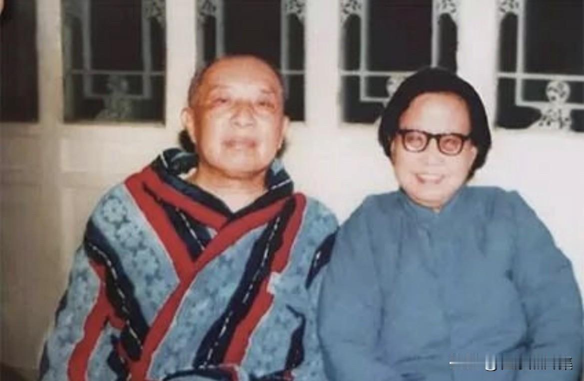 1980年春，安子文在家中病榻旁与夫人刘竞雄在一起。他们于1937年4月经人介绍