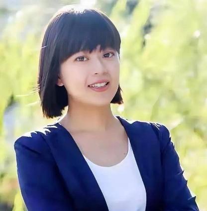 江怡臻是郑丽文随访团中最具气质的女性之一。她外形出众，她不仅拥有美丽的外表，更拥