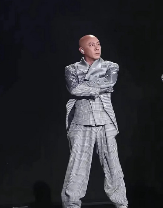 万万想不到，当谢霆锋在演唱会大搞纸蝴蝶满天飞的浪漫桥段时，在香港同样开演唱会的