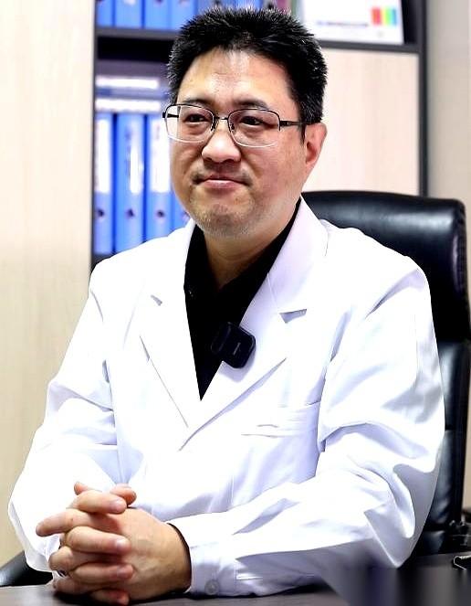 一个做临床三十多年的精神科医生，用中西医结合加上心理疏导给患上焦虑症的孩子治病。