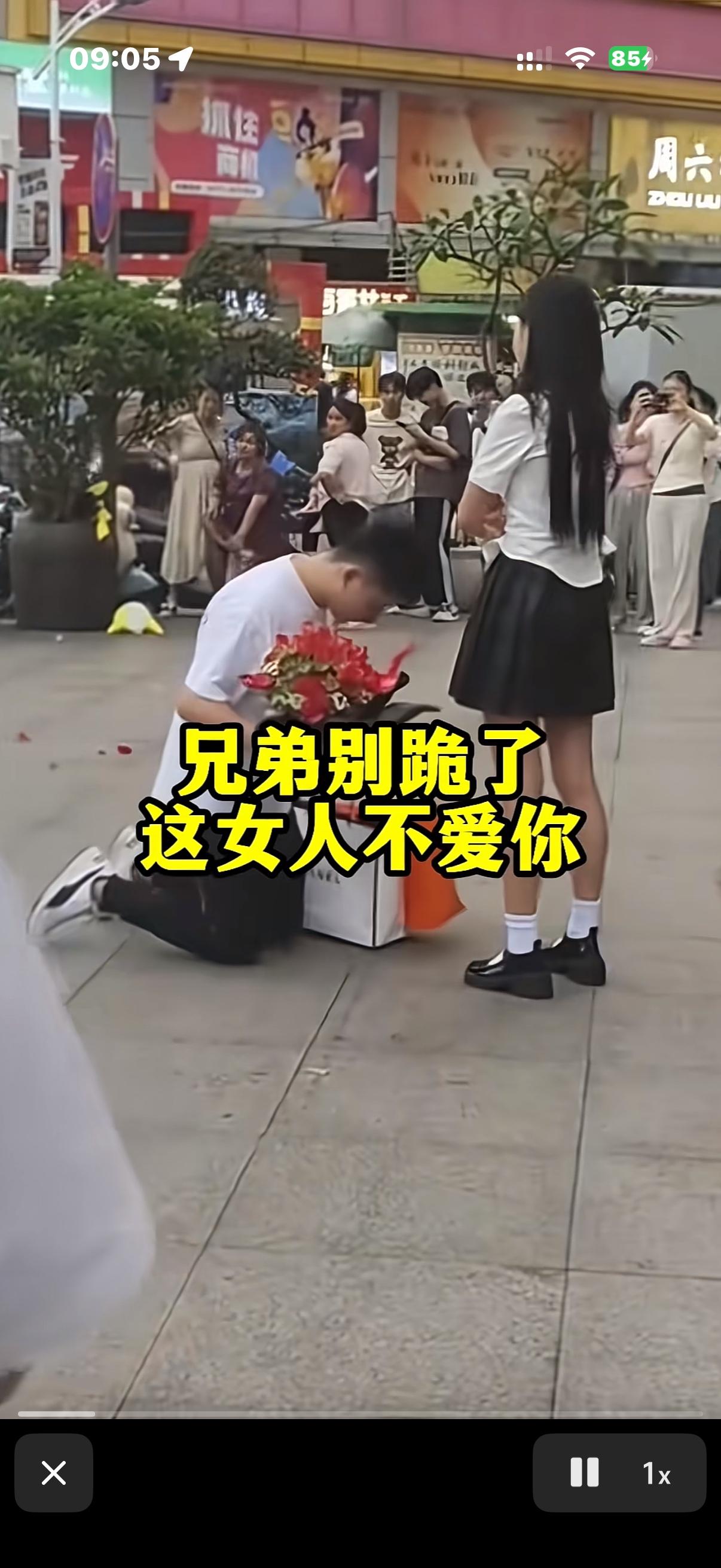 兄弟，人活着要有尊严，女人再漂亮，她不喜欢你，没必要委屈求全，漂亮女人多的