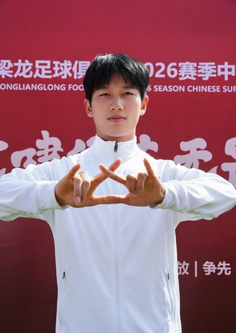 刘建业也是真不惯毛病啊。就因为向余望一个接球失误导致最后的丢球，就让替补登场