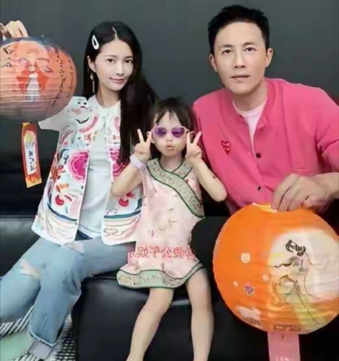 杜淳带着妻子女儿温馨合照女儿小蛋饺首次露脸超级漂亮可爱​​​