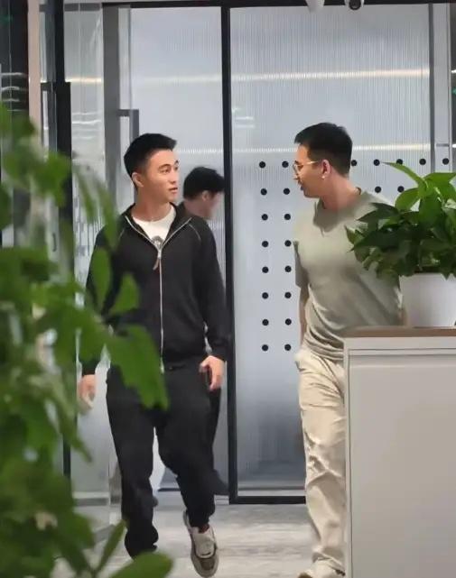 何猷君这身材看着真的像个小朋友，网友透露，奚梦瑶老公来他们公司了，何猷君穿着黑色