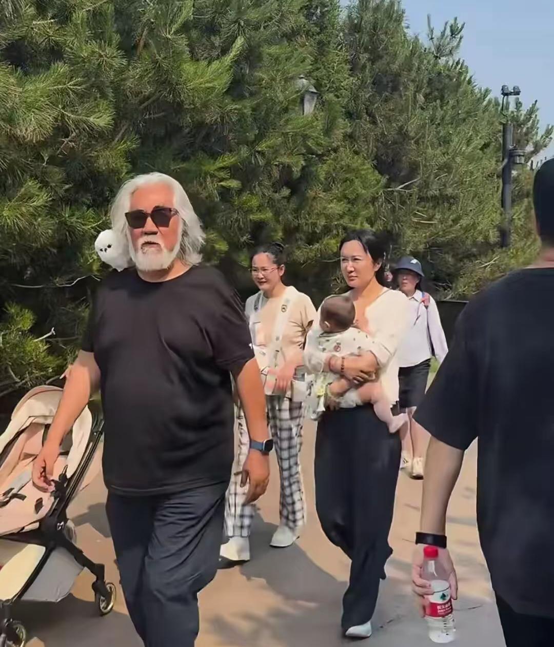 一般来说，当老头子70多岁的状态还这么好，满面红光，精神矍铄，绝对长寿。反观他