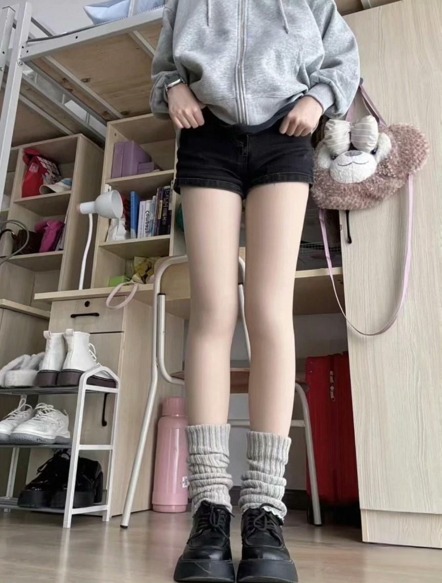 女生为什么喜欢穿黑袜子?女生喜欢穿黑袜子原因可太多了。从时尚搭配来看，它简直是