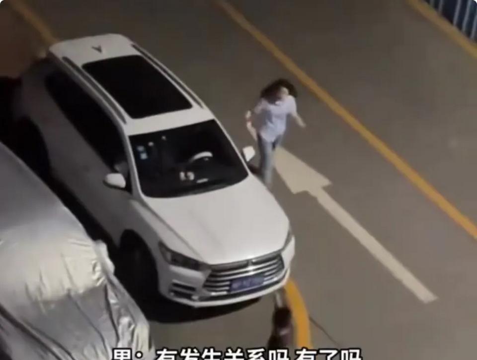 广东一男子发现女友出轨，在小区里痛哭一场后，女友拼命挽留，两人发生激烈争执。深夜