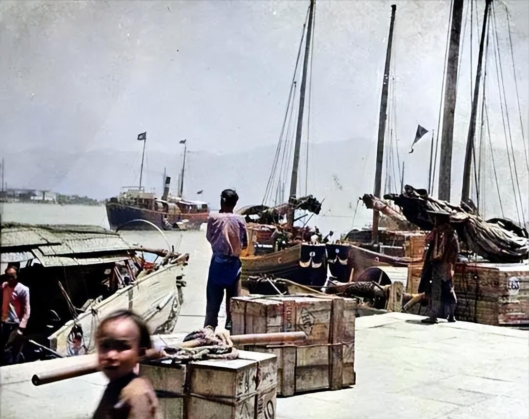 珠海，这颗璀璨的南海明珠，在百年的岁月里经历了翻天覆地的变化。一边是摩天大楼