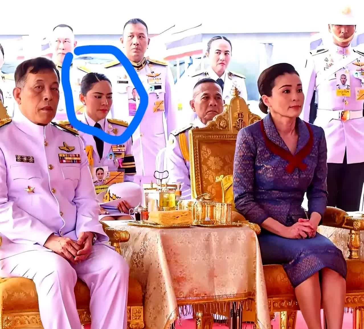 委曲求全，苏提达为了保住王后之位，不得不带着玛哈国王的后妃们一同出席公务，这看似