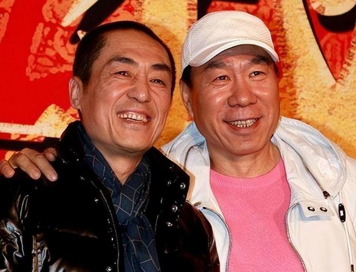 1997年，张艺谋父亲临终前，躺在病床上告诫儿子：“你一定要小心一个人，你根本