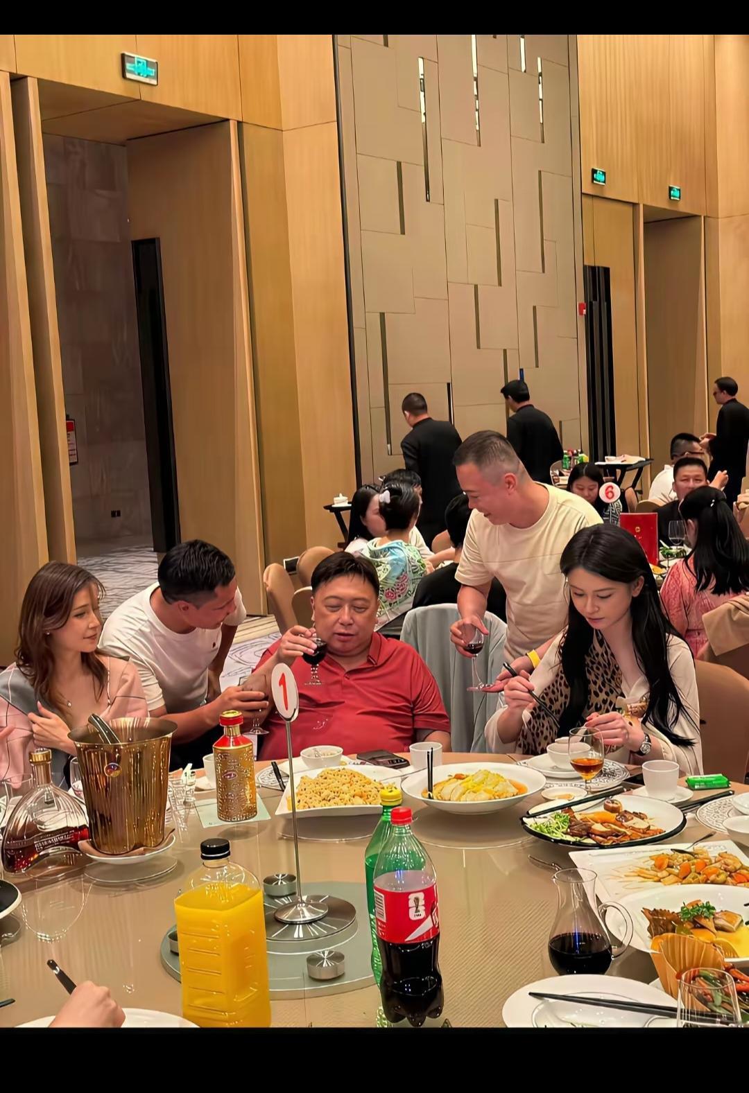 虽然很不喜欢这样，但是这就是社会的现状！最起码看王导比那个让新演员在聚会上跳舞