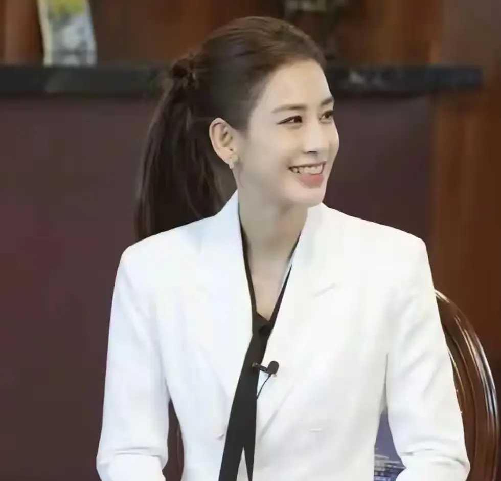 黄圣依剪了短发，人活亮了。不靠婚姻撑场子，自己站成了风景。以前是“杨子的太太