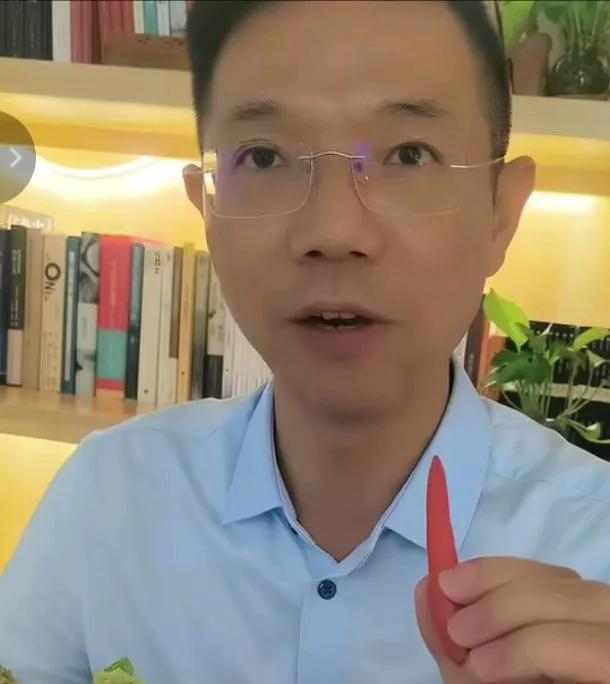 太好了，又看见李律意气风发的样子！李律忙活了一天，到了下午四点才吃上饭，今天的