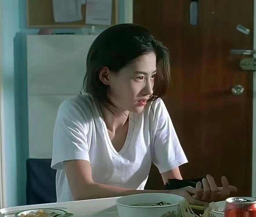 张柏芝早年和粉丝合影，素颜比化了妆还精致，真不愧是骨相大美人