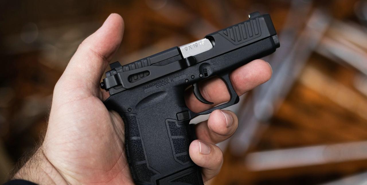兄弟们，今天武器知识带你盘一盘超轻便的9毫米小家伙，钻石背DB9手枪。这款小玩意