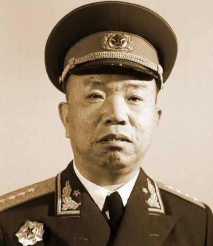 1952年，王树声在商店买东西时，突然感觉售货员有些熟悉，他想了想后，暗道："当