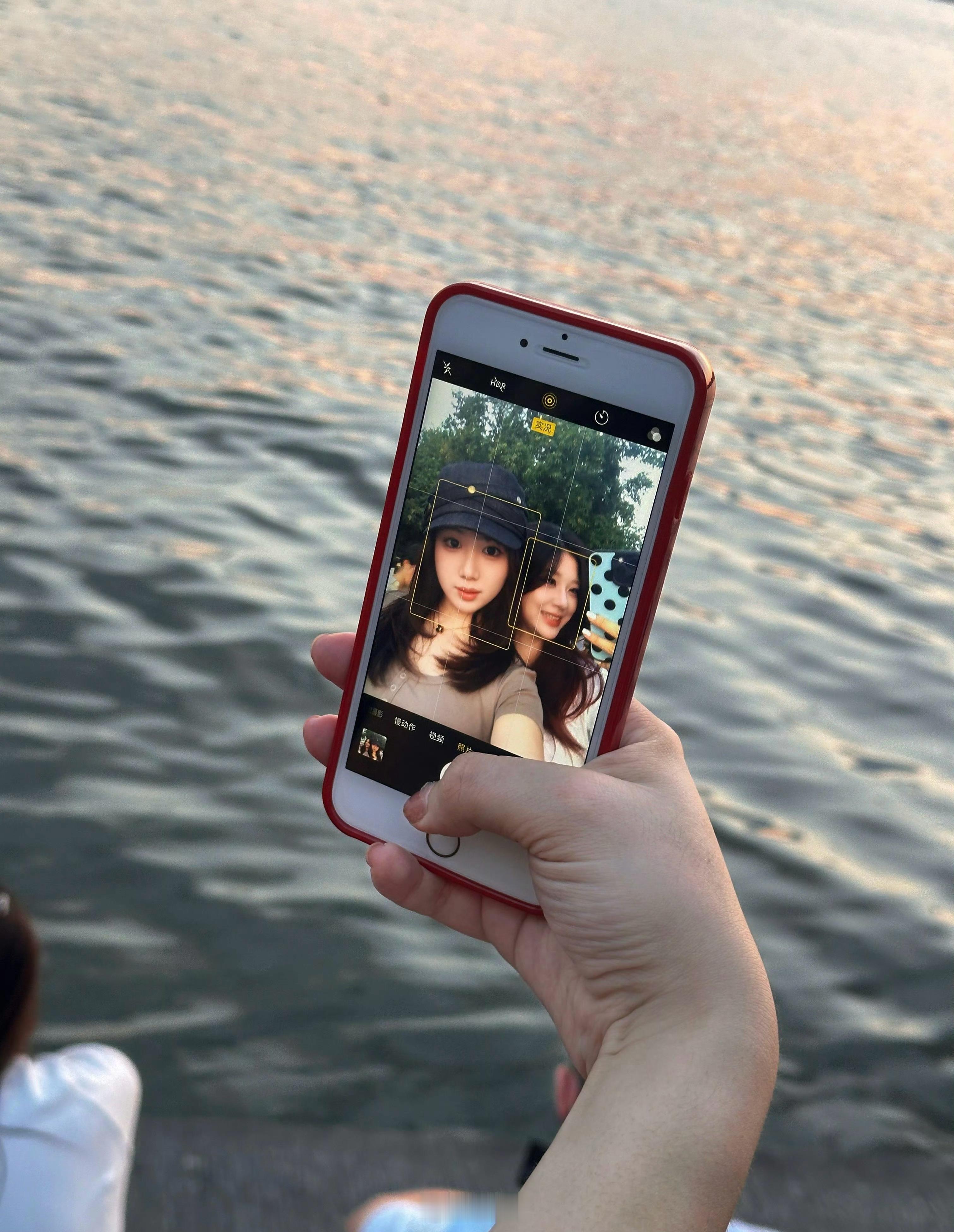 刷到一个好看的小姐姐还在用home键iPhone！​​​