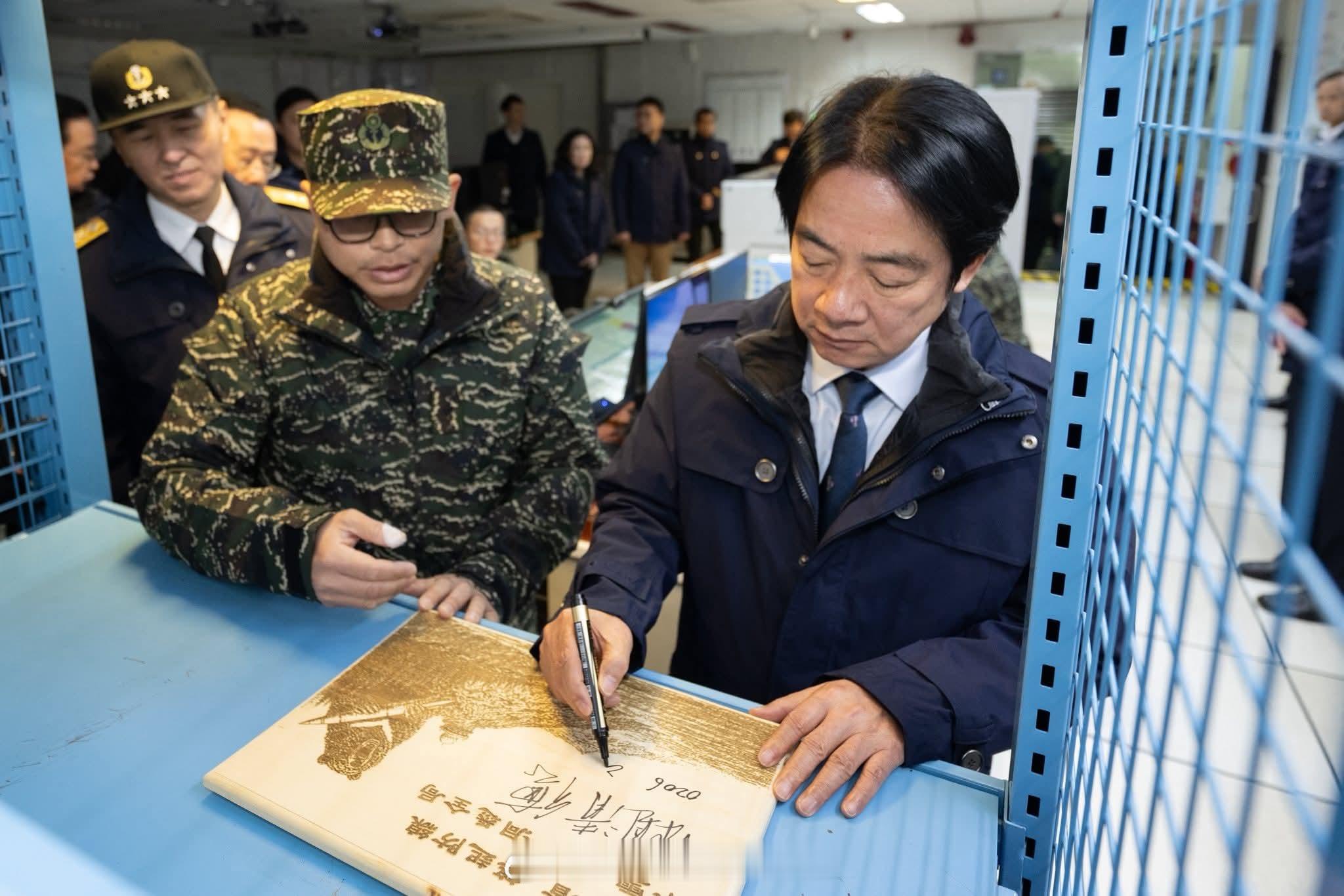 台海局势赖清德年前视察海拔3020米的台伪海军小雪山雷达站。这个雷达站属于台伪