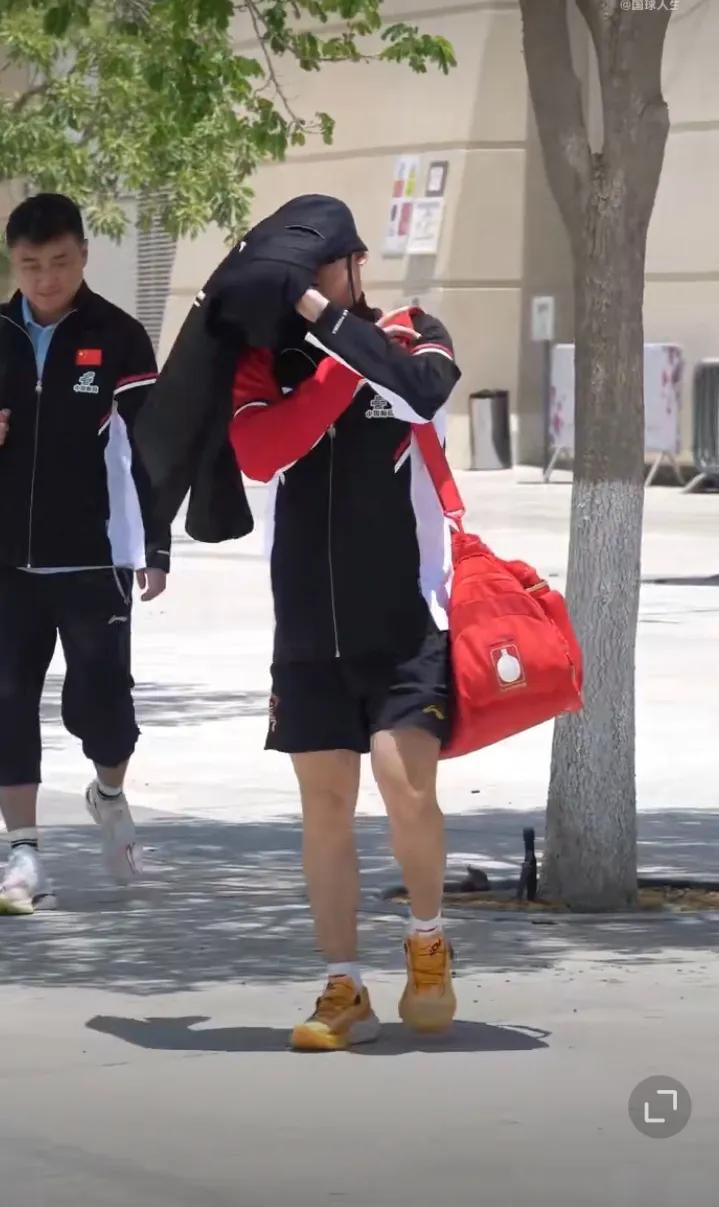 走过来了，走过来了[笑着哭]！身穿新队服的国乒主力们结束当天的训练走过来了[笑哭