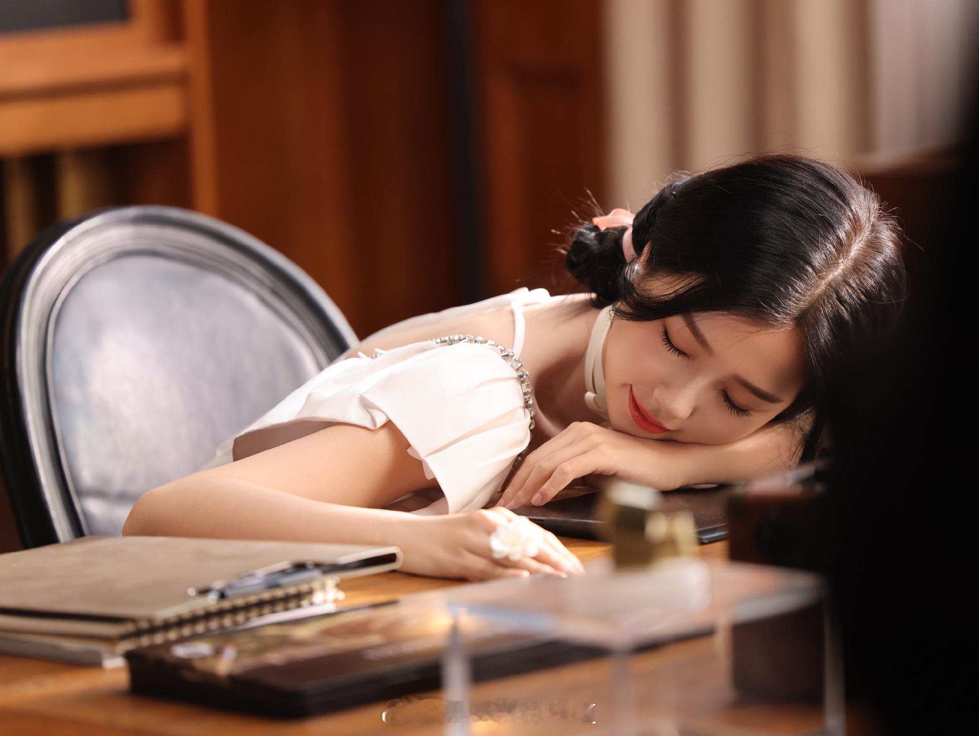 虞书欣白色公主裙造型动态感十足