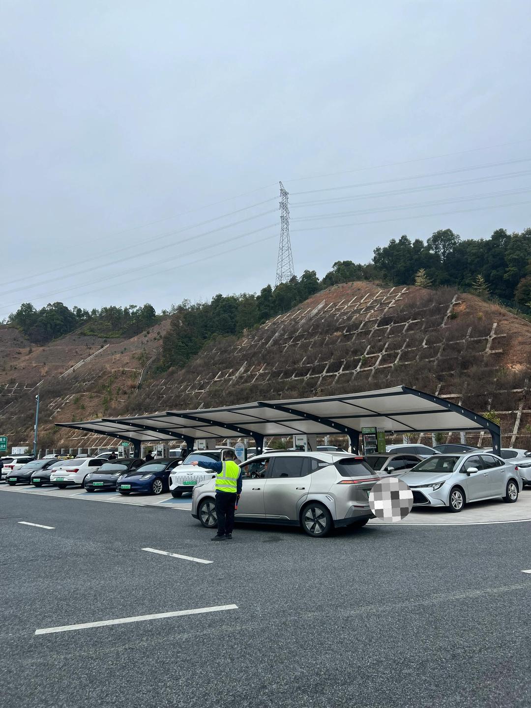 国庆上了高速才明白，600km续航的电动车不够用，老司机一语道破
