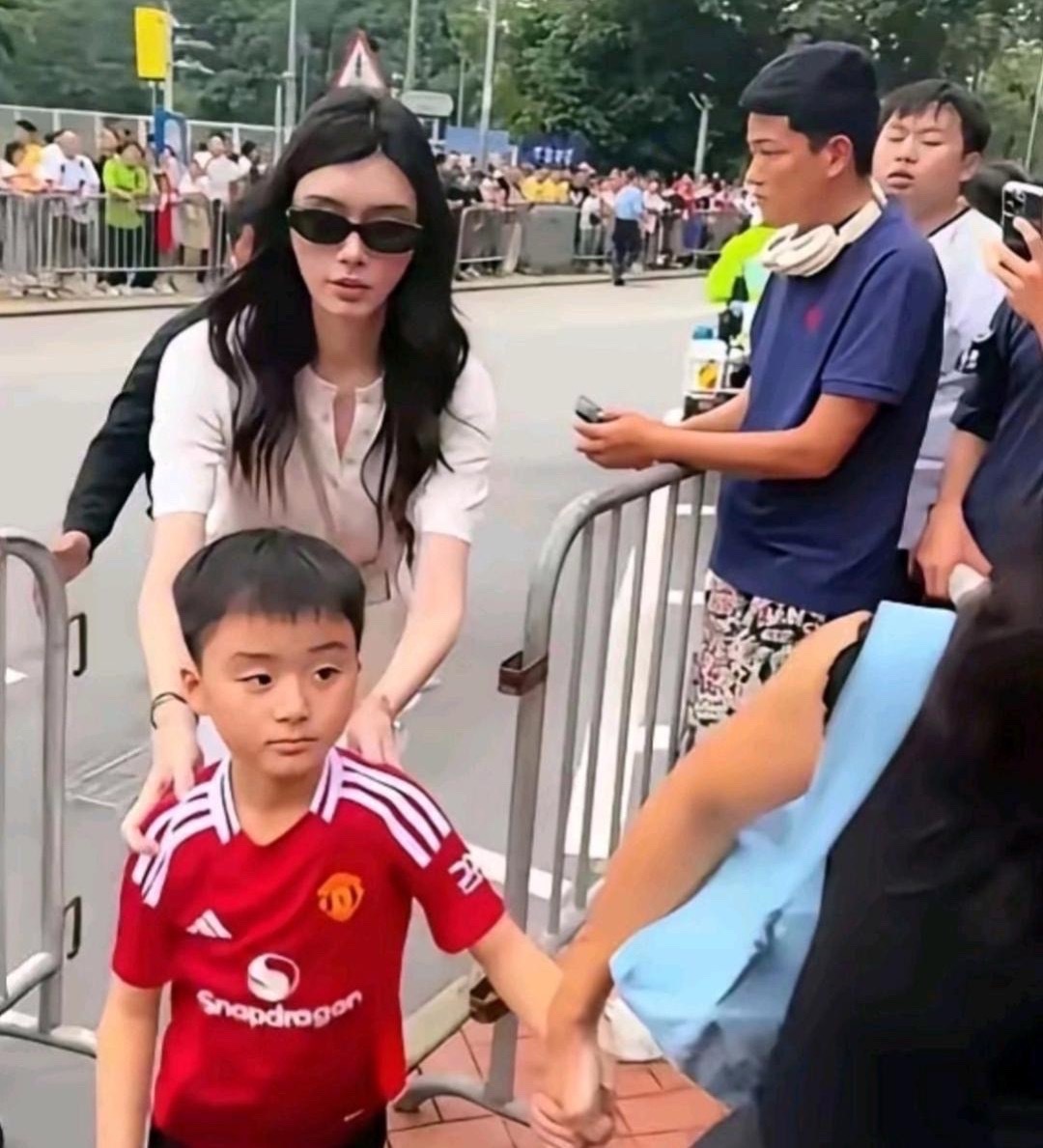 奚梦瑶和她的儿子，孩子的长相和奚梦瑶真的很像。​​​