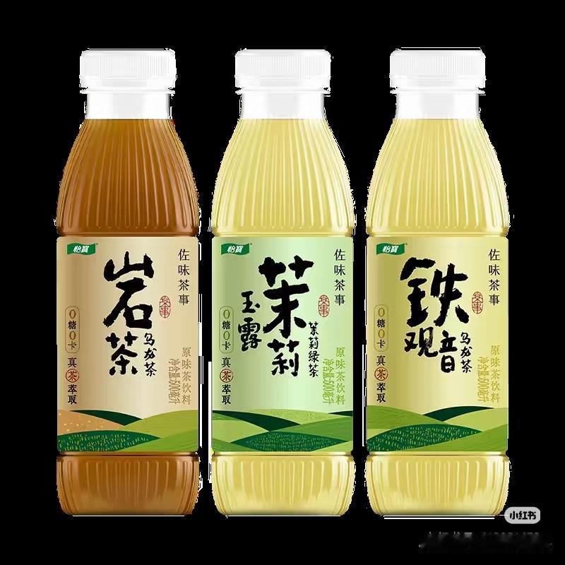 这么多年，莎莎依旧未变，还是最爱绿茶。封训期间随手一拍，莎莎就是在喝绿茶。估