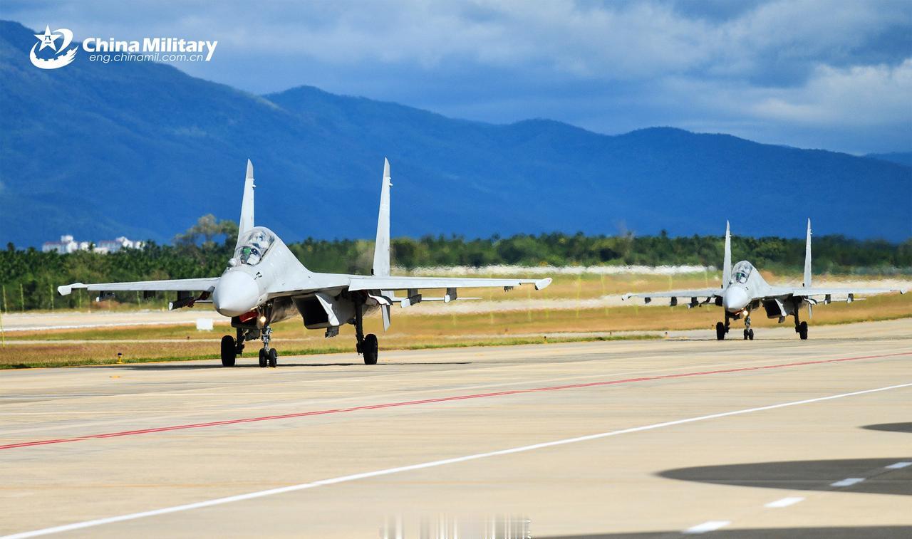 日前，北部战区空军组织歼16进行飞行训练，高清大图看歼16滑行起飞。​​​