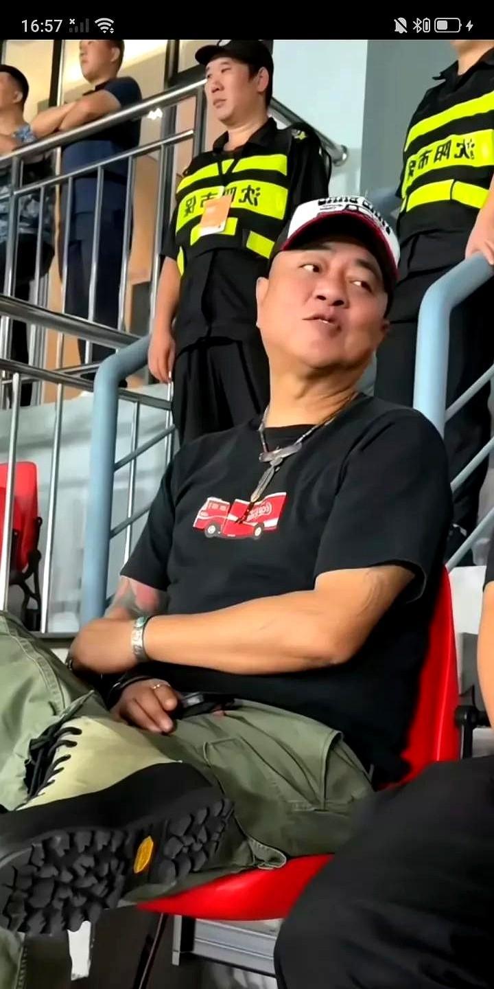 “豪哥”三个字在东北娱乐圈自带通行证，比任何公章都管用。张家豪2025年仍贴身