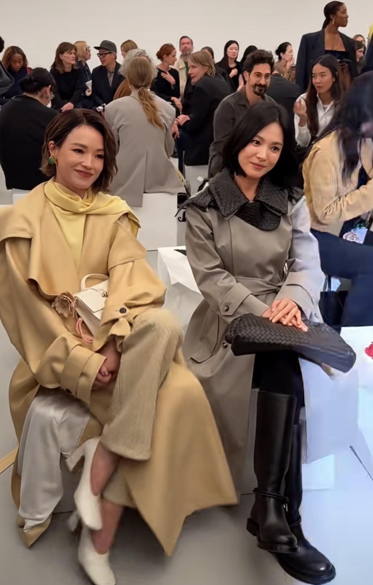 米兰时装周舒淇和宋慧乔同框，两个大美女颜值好高好养眼！剪了短发的舒淇侧脸看成了容