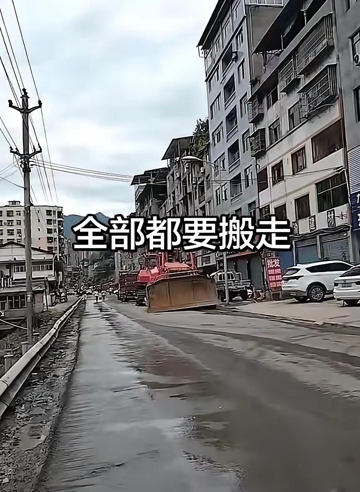 彭水三桥的村民即将踏上搬迁之路，街边店铺陆续收拾行囊，慢慢变得冷清。老黄葛树