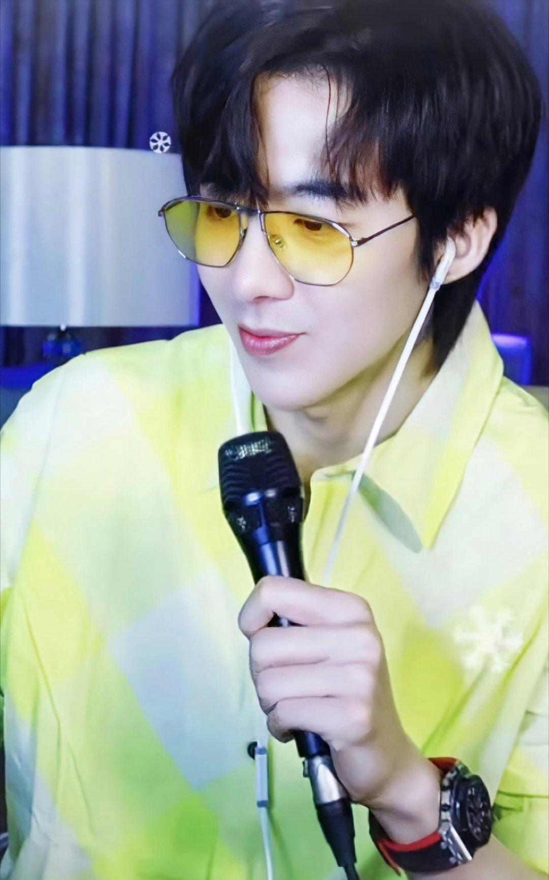 摩登兄弟宁哥今天穿了件毛肚在身上啊[笑着哭][笑着哭]带上娃娃菜，