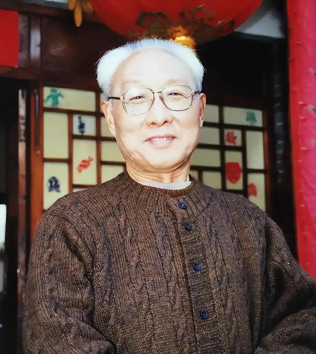 1982年演员仲星火58岁再婚，被三个女儿反对，他主动放弃单位分配的老宅房产，抛