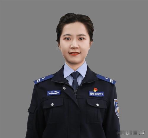 痛点：教师群体对“铁饭碗”稳定性的焦虑，以及对严苛制度下个体命运的漠视感。冲突