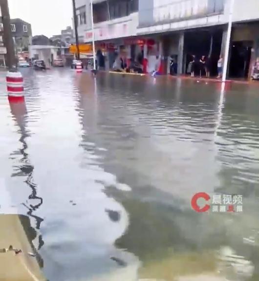 【珠海因暴雨全市停课】广东两地宣布停课5月15日，广东多地遭遇极端强降雨，潮汕