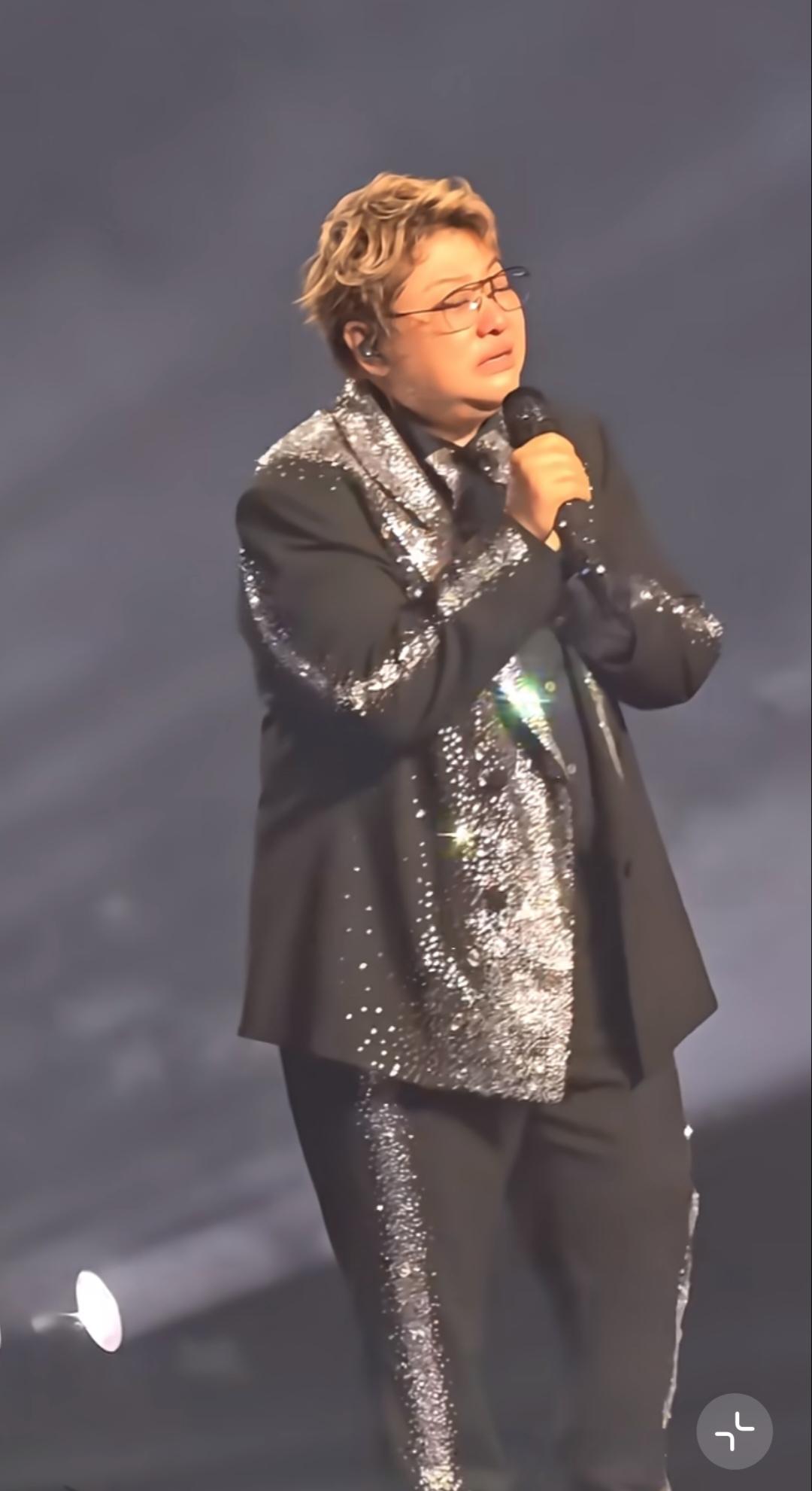 演技妥妥影后级别，韩红大全套：敬礼、鞠躬、流泪。