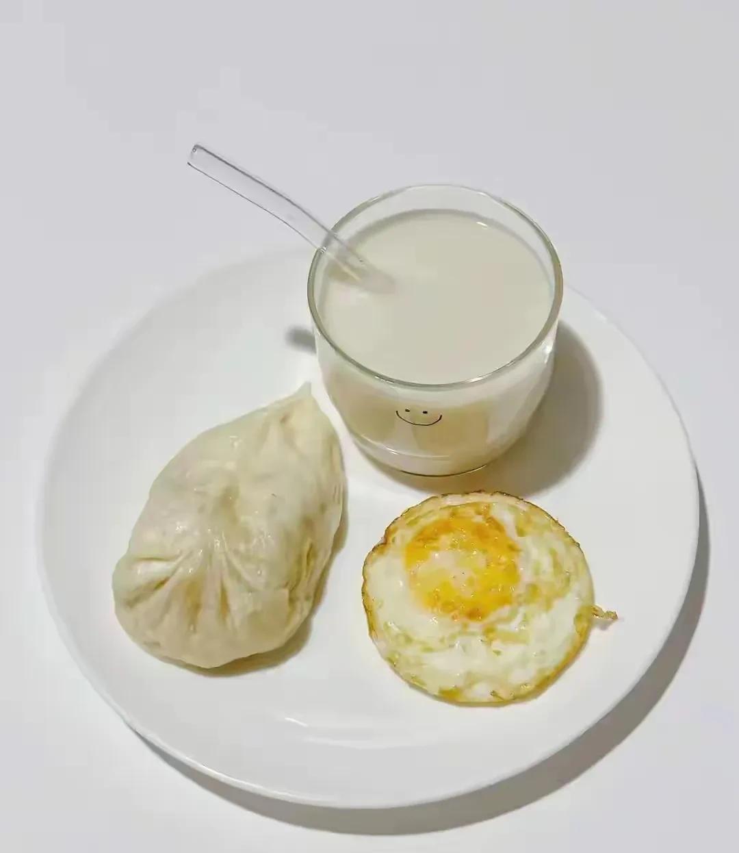 #你家的早餐都是在家做还是出去吃#早餐从来不去外面吃！早餐一杯牛奶，一个鸡蛋，一