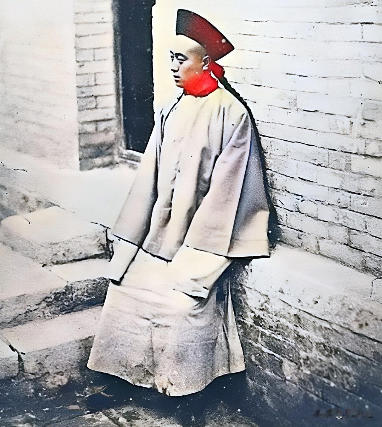 这位面貌清秀，身穿官服的男子既不是满人，也不是蒙古人，还不是汉人。他竟然是俄罗斯